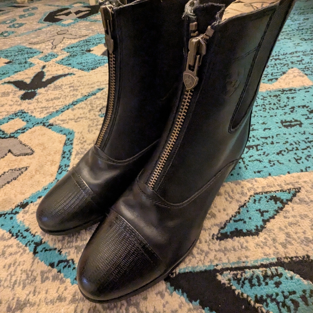 Elegant Black Zippered Ankle Boots